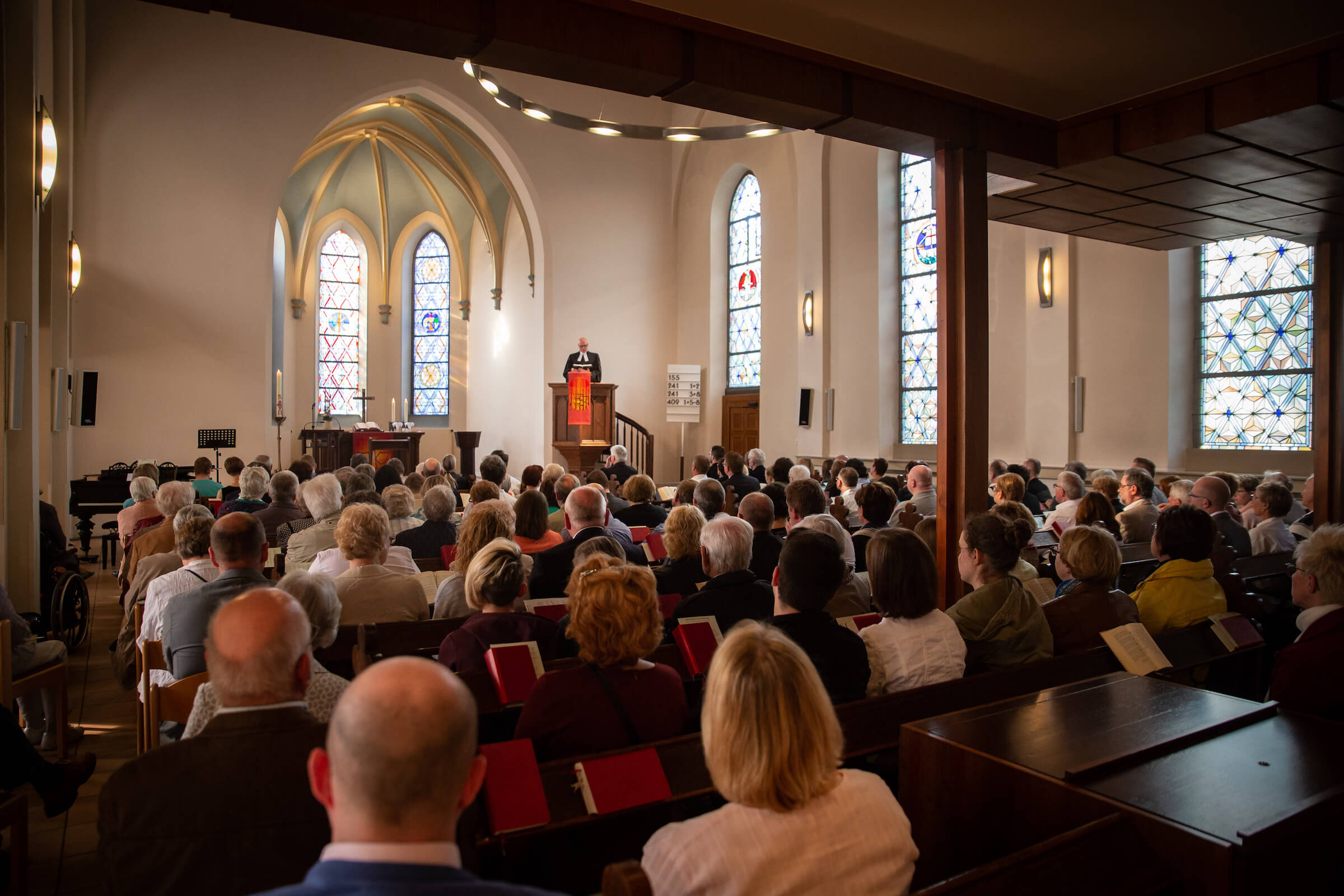 Eine vollbesetzte Martinskirche in Bottrop begrüßt den neuen Prädikanten Peter Frank